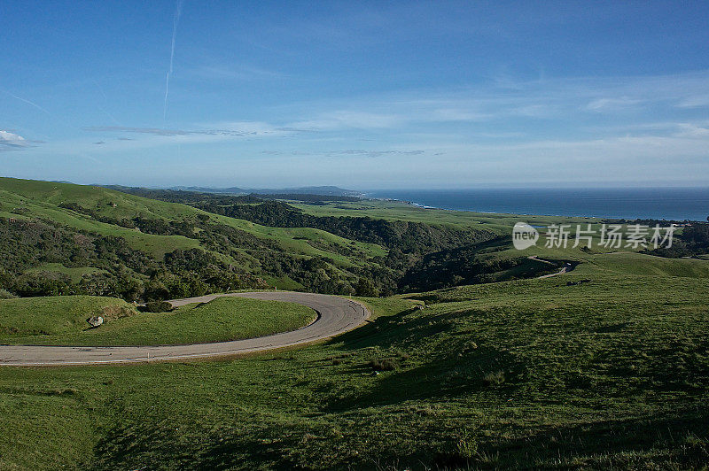 在San Simeon, CA附近起伏的山的景观